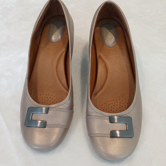 CLARKS ARTISAN SHIMMER CHAMPAGNE LOAFERS - Picture 1 of 6